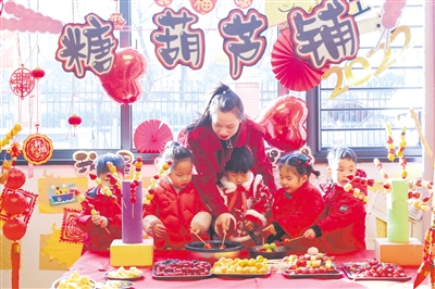 浙江省湖州市长兴县开发区糖葫芦铺里迎新年