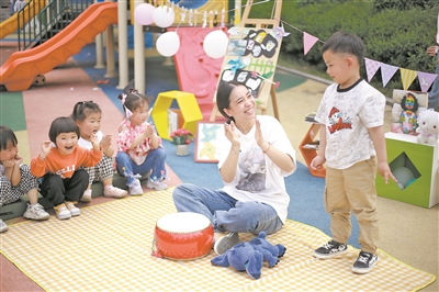 浙江省湖州市仁皇山中心幼儿园在春光中享受阅读