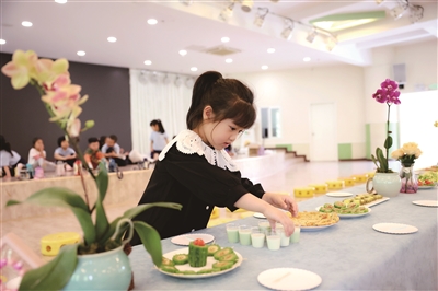 浙江省缙云县新区实验幼儿园的萌娃们举办了“苦瓜宴”