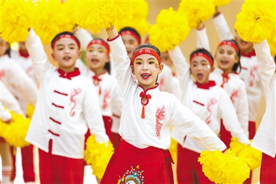 浙江省温州市第二实验小学学生在进行啦啦操表演
