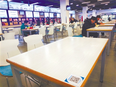 天津大学在食堂餐桌贴上了二维码 师生“扫一扫” 就餐更满意