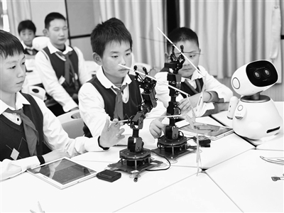 武汉市光谷第十五小学 现代科技与皮影艺术的融合实践
