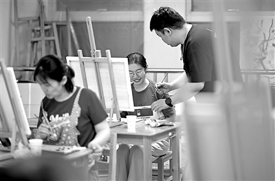 天津市青年夜校教师指导学员学习油画