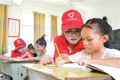 支教大学生关爱留守儿童