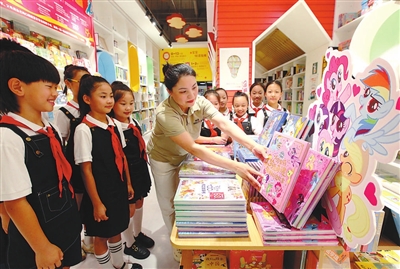 “小小图书管理员”上岗
